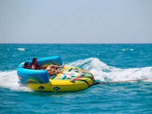 Actividad acuática sofá con lancha en Benidorm para grupos de despedidas de soltero 