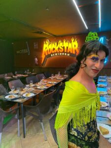 Drag queen hace animacion en una cena de despedida de soltero en Benidorm