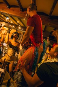 fiesta de despedida de soltero stripper hombre bailando