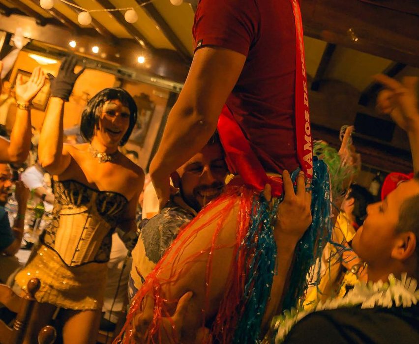 fiesta de despedida de soltero stripper hombre bailando