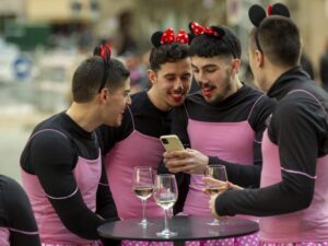 Amigos disfrazados en despedida de soltero en Benidorm 