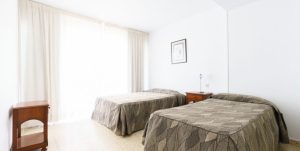 Habitación doble amplia en apartamentos para despedidas de soltero en Benidorm 