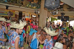 Tardeo en Penelope Beach de Benidorm, con despedidas de soltero 
