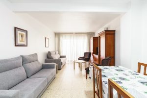 Salón amplio en apartamento de gran capacidad para despedidas de soltero en Benidorm 