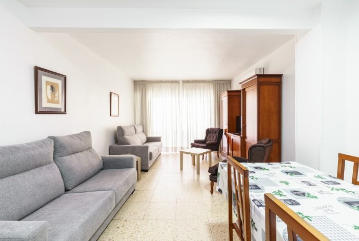 Salón amplio en apartamento de gran capacidad para despedidas de soltero en Benidorm