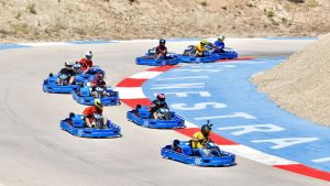 Karting de Finestrat, actividad de despedidas de soltero celebradas en Benidorm. Grupo de amigos corriendo una carrera de Karts