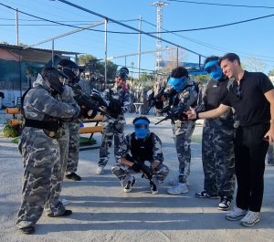 Grupo de amigo de despedida de soltero en el paitball de benidorm 