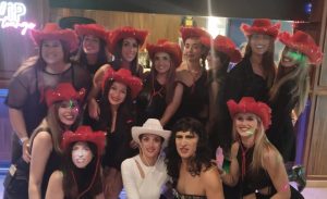 Grupo de amigas en despedida de soltera en Benidorm, con Despedidas Farley