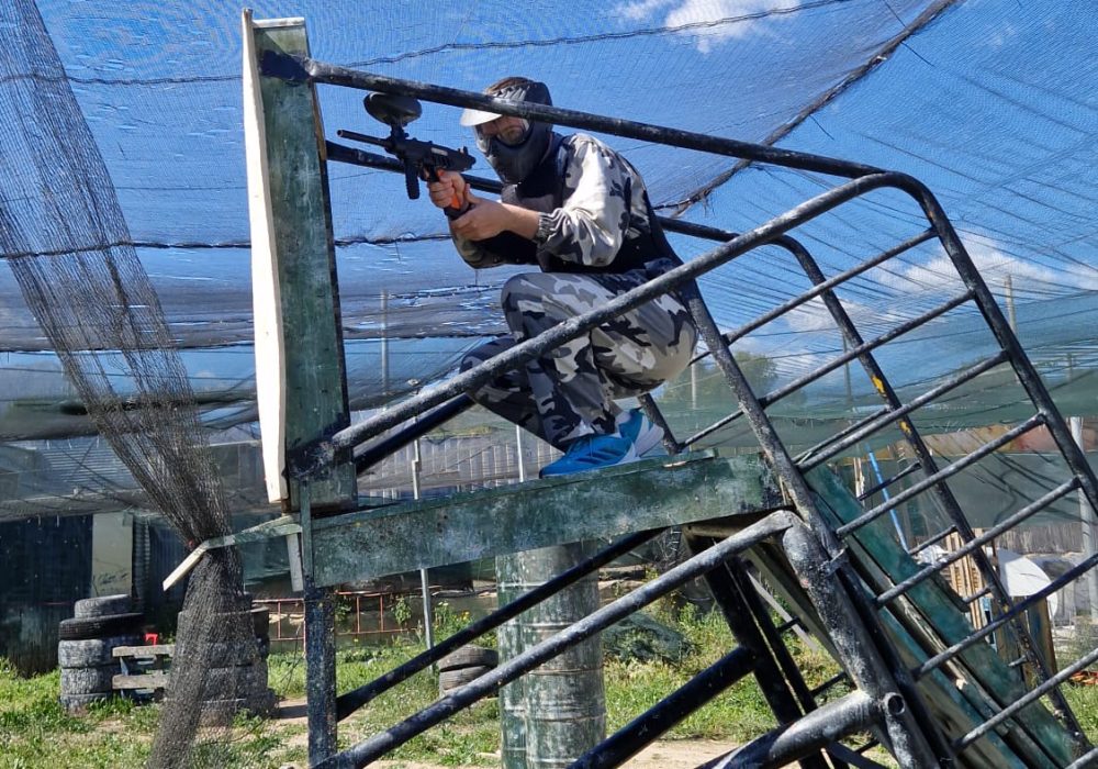 Chico en paintball de benidorm de despedida de soltero
