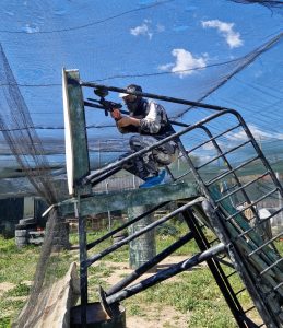 Chico en paintball de benidorm de despedida de soltero