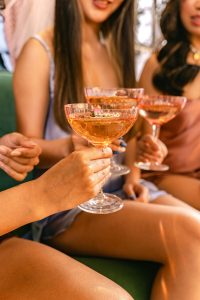 Grupo de amigas en despedida de soltera en Benidorm brindando con copas 